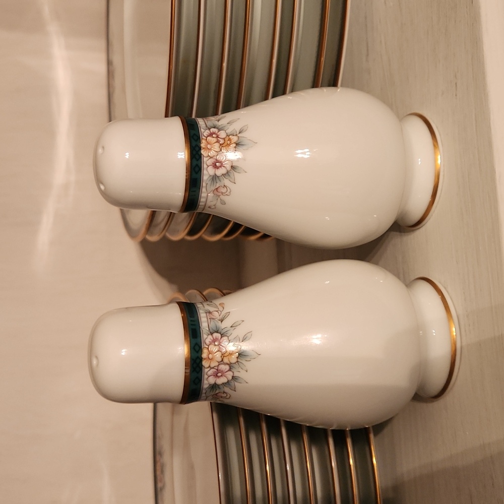 Noritake Landon salt & pepper shakers